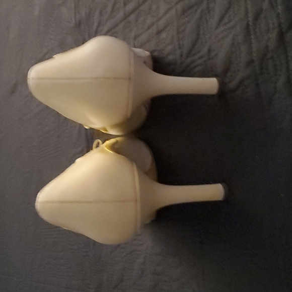 Vintage BCBGMaxAzria cream and yellow pointy toe pump - Picture 4 of 7